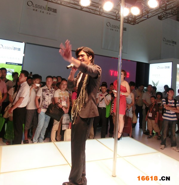 \"謝霆鋒\"現身歐盛展會現場引起一片騷動