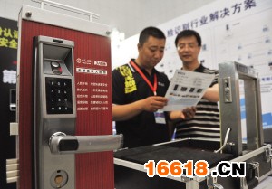 本報訊（記者 常健 攝影記者 王建一）昨天上午，國際社會公共安全防范技術與產品博覽會在本市開幕。本次展會上，一些新型防盜門等民用安防設施備受關注。