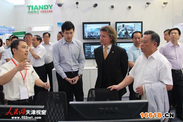 中國安防協會理事長王彥吉、全球安防產業聯盟主席理查德等參觀展會