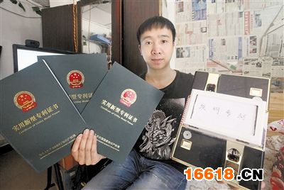 段成亮展示接吻鎖：左邊是導電圓形鐵片，右邊是指紋識別器。 重慶晨報記者 雷鍵 攝