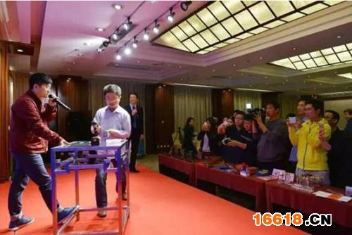 現場技術開啟鎖具引記者圍觀