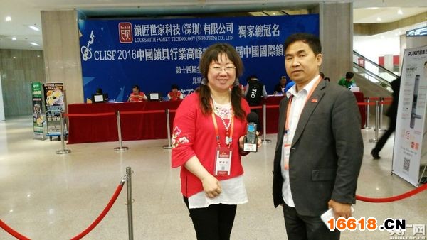 論壇和展覽組委會(huì)負(fù)責(zé)人劉民增在接受本臺(tái)記者采訪時(shí)說,隨著中國經(jīng)濟(jì)的健康穩(wěn)步發(fā)展,中國鎖具行業(yè)迎來飛速發(fā)展的機(jī)遇期。