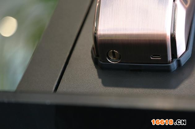 電量不足可以通過底部USB充電